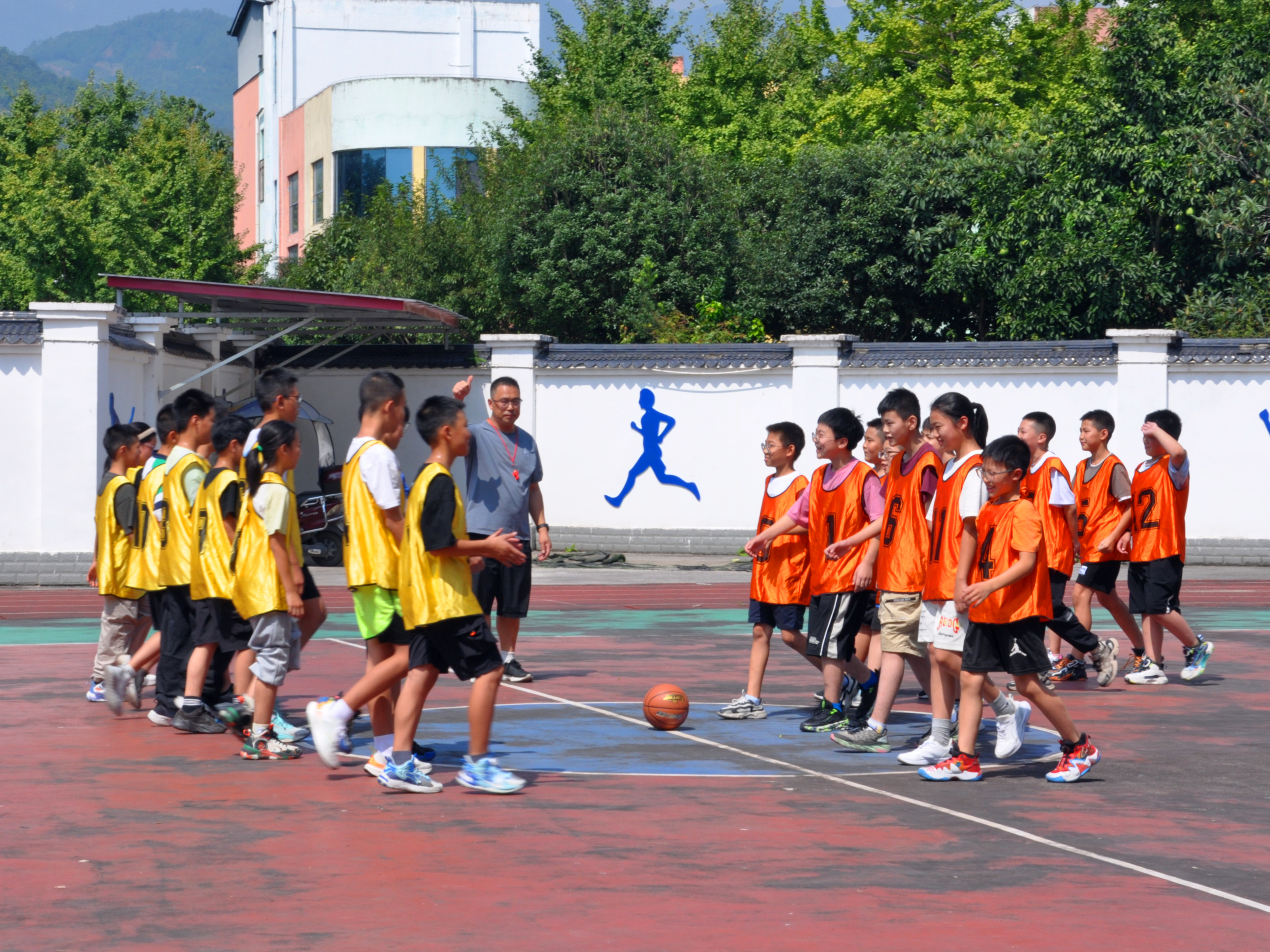 宁夏篮球场上热闹非凡，气氛火爆的简单介绍