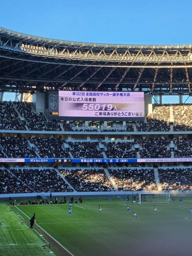 九游体育-关于球场外观众比赛装扮炫目,现场气氛热烈的信息