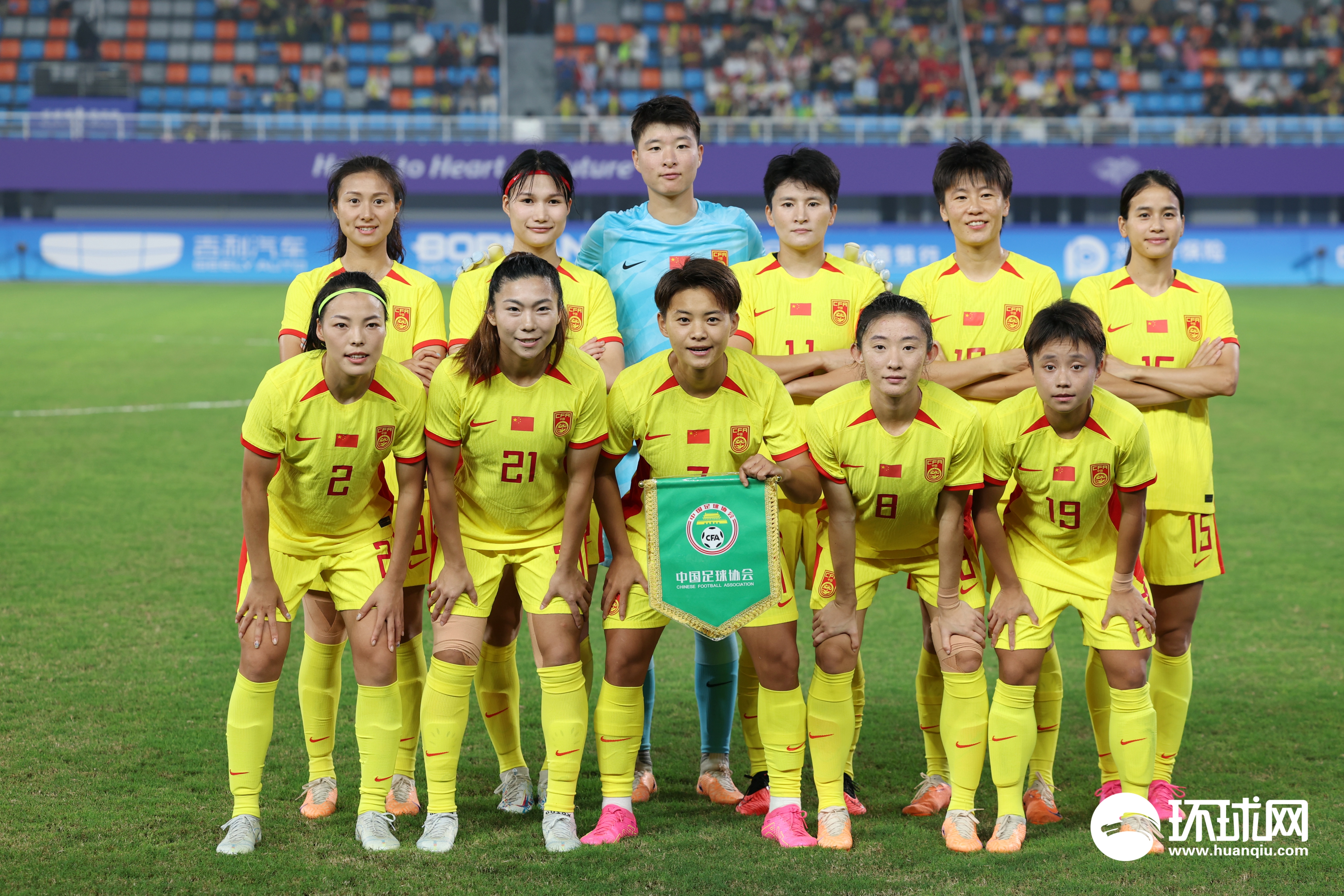 中国女足队员在国际比赛中全力以赴获胜