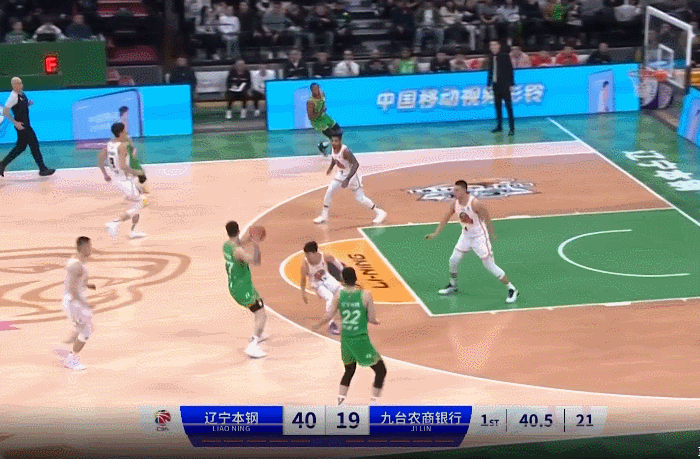 日本运动员破纪录夺冠,全场欢呼 日本运动员破纪录夺冠,全场欢呼