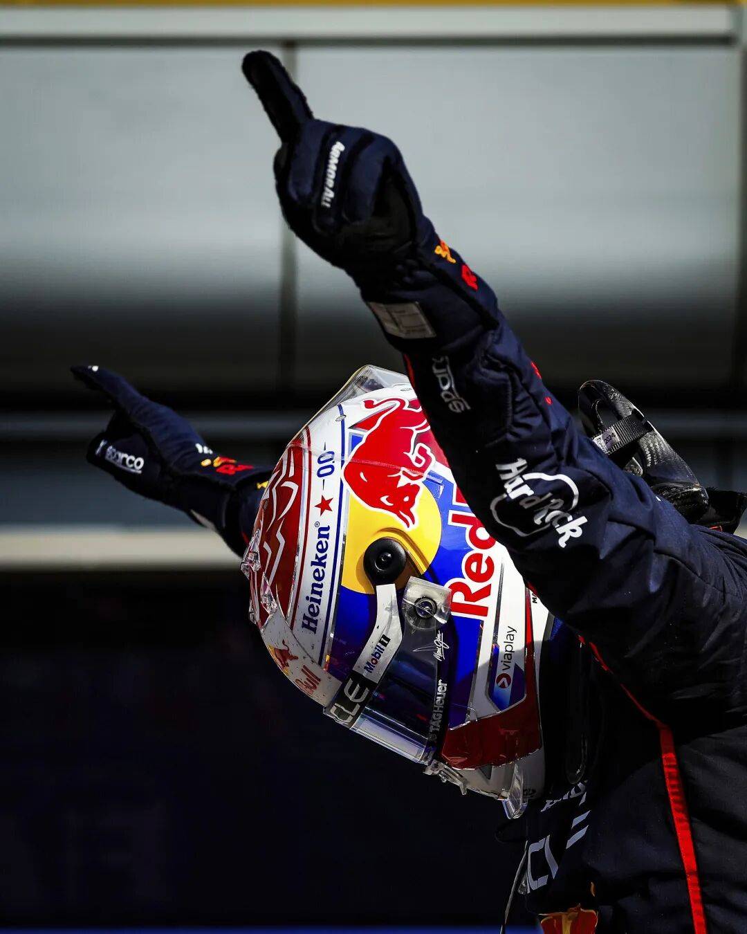 索伯车队碾压红牛二队,塞恩斯点燃赛场 索伯车队碾压红牛二队,塞恩斯点燃赛场