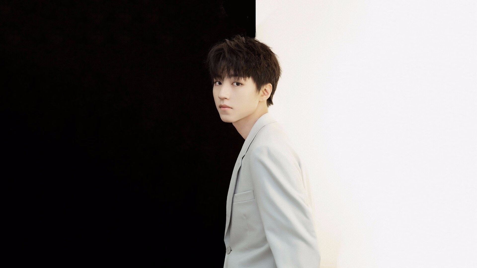 跨洋篮球传奇，北京队速胜雄鹿震撼世界，欧文总决赛接管比赛铸就经典